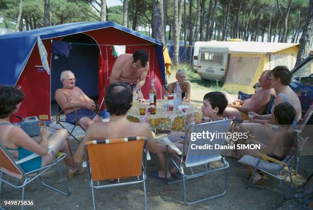 Campeurs pendant les vacances d'été, circa 1980 en France.