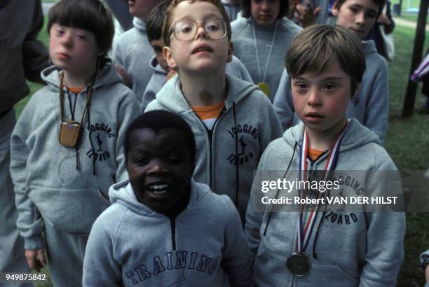 Une équipe d'enfants trisomiques porte autour du cou la médaille sportive qu'elle a remportée en juin 1981.