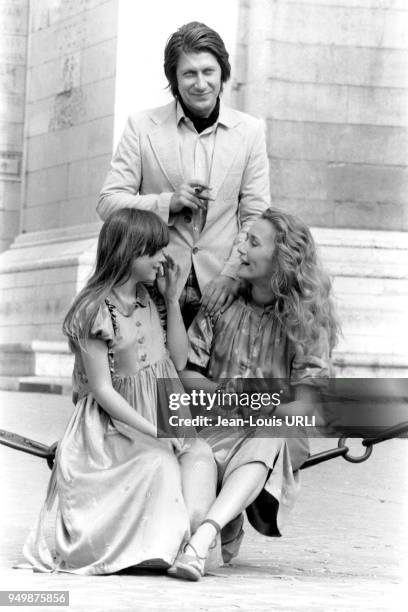 Actrice et chanteuse française Hélène Rollès, l'actrice française Brigitte Fossey et l'acteur et chanteur français Jacques Dutronc sur le tournage du...