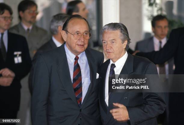 Hans-Dietrich Genscher et Roland Dumas lors de la conférence 2 plus 4 le 5 mai 1990 à Bonn, Allemagne.
