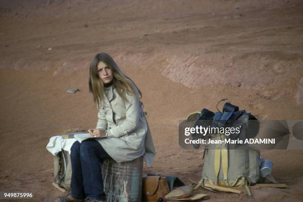 Jeune femme occidentale faisant de l'auto-stop dans le désert du Sahara le 10 septembre 1979.