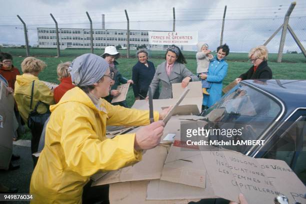 Femmes de grèvistes le 10 octobre 1976 à la Hague, France.