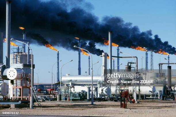 Torchères sur un complexe d'extraction de gaz naturel en mai 1990 à Hassi R'Mel, Algérie.