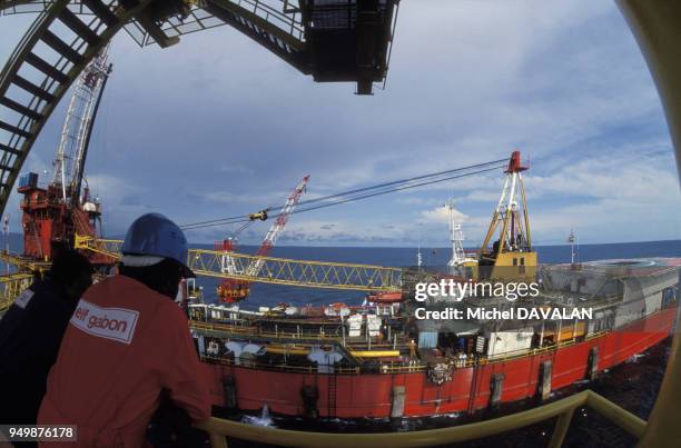 Bord d'une plate-forme offshore de la société pétrolière Elf au large du Gabon en mai 1990.