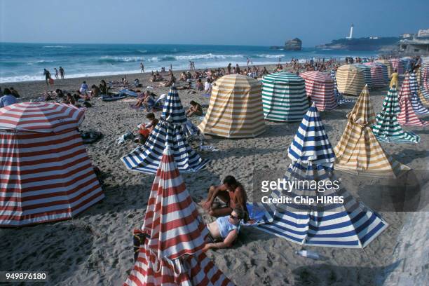Tentes et parasols sur la plag en août 1993 à Biarritz, France.