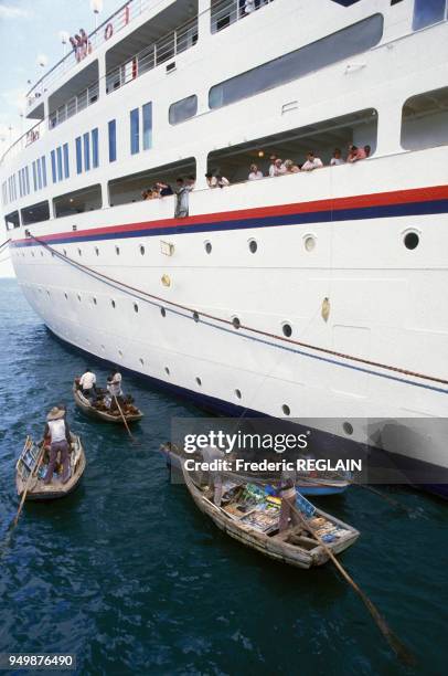 Le paquebot 'Mermoz", fleuron des croisières Paquet, au Cap Haitien en février 1988 en Haiti.