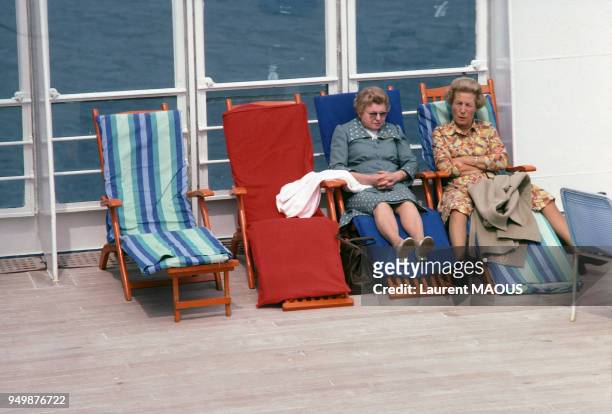Deux femmes âgées prennent un bain de soleil sur les transats du pont sur le navire de croisière 'le Navarino' en avril 1978.