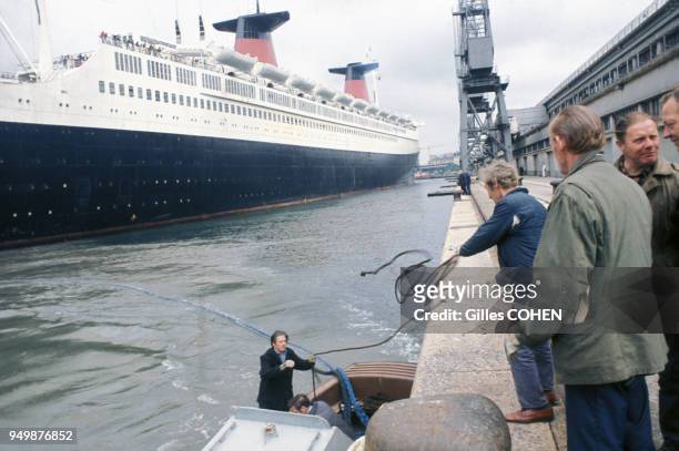 Départ du paquebot de tourisme le 'Queen Elizabeth' en juillet 1974 au Havre, France.