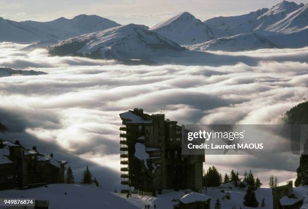 Une station de sport d'hiver sous une couverture de nuages, circa 1980 en France.