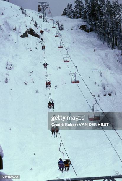 Skieurs sur des remonte-pente en mars 1988 au Québec, Canada.