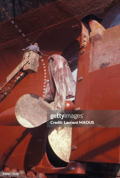 Réparation d'une hélice de bâteau sur les chantiers navals de Marseille, le 8 novembre 1977, France.