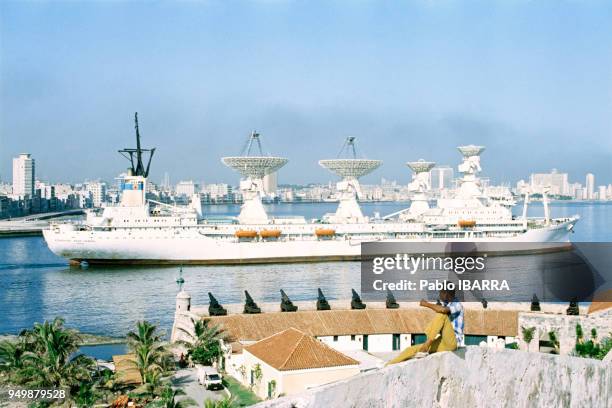 Les bateaux militaires de l'ex-URSS quittent le port de la Havane le 3 juillet 1993 à Cuba.