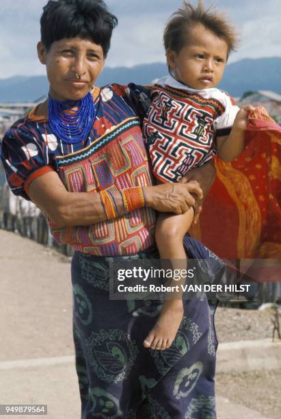 Indiens habillés en broderie de molas, en mai 1994, dans l'archipel des îles San Blas au large de la côte est du Panama.