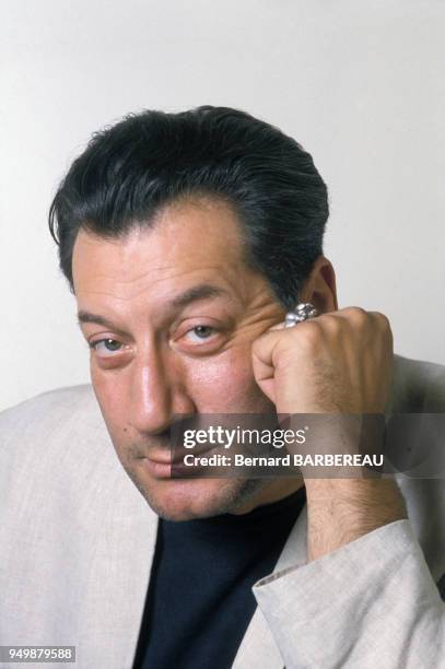 Acteur Jean-Claude Dreyfus chez lui le 10 août 1990 à Paris, France.