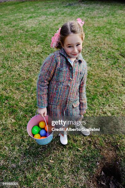 girl finding easter eggs - alberto guglielmi imagens e fotografias de stock