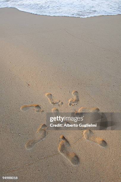 circle of footprints in the sand - newoutdoors stock pictures, royalty-free photos & images