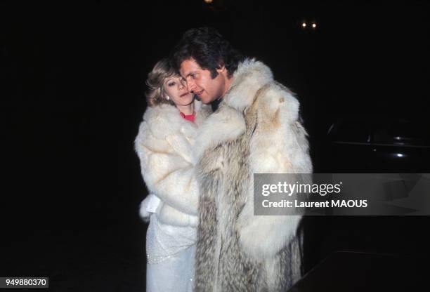 Le chanteur Joe Dassin et sa compagne Christine Delvaux le 3 février 1977 à Paris, France.