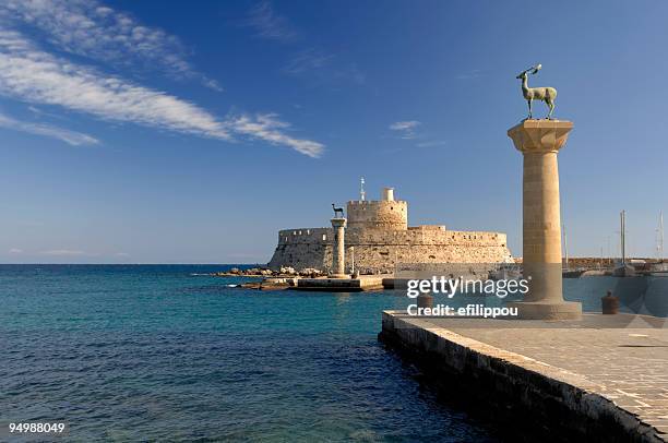 rhodes wahrzeichen mandraki-hafen - rhodos stock-fotos und bilder