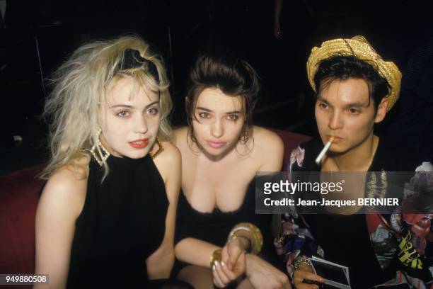 Béatrice Dalle entourée de Jeanne Marine et Chris Campion lors d'une soirée au Palace le 2 mai 1986 à Paris, France.