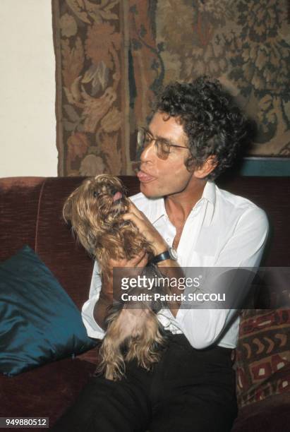 Acteur Darry Cowl avec son petit chien lion, circa 1980 en France.