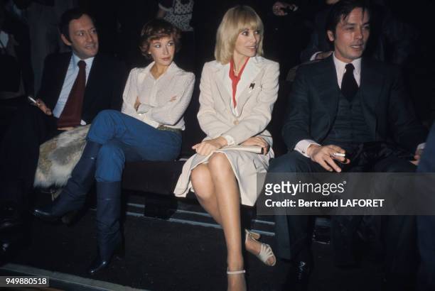Mireille Darc et Alain Delon avec Maurice Ronet et Marlène Jobert lors d'une première, circa 1970 à Paris, France.