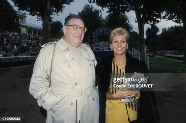 Léon Zitrone et Pierrette Brès au Prix de l'Arc de Triomphe à l'hippodrome de Longchamp le 6 octobre 1984 à Paris, France.