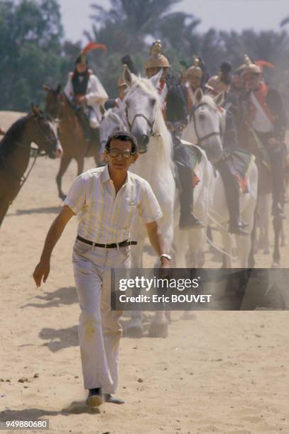 Youssef Chahine sur le tournage de son film 'Adieu Bonaparte' en juillet 1984 en Egypte.