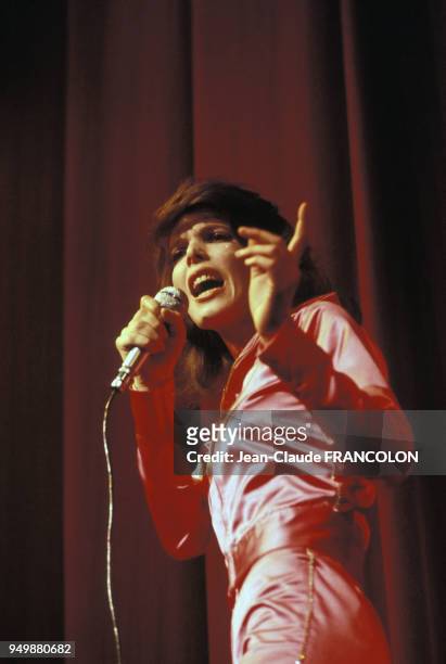 La chanteuse Dani en concert, circa 1970 en France.