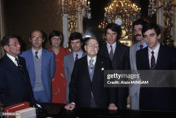 Marcel Dassault entouré de Michel Sapin, Claude Bartonlone, François Fillon et d'autres politiciens à l'Assemblée Nationale le 2 juillet 1981 à...