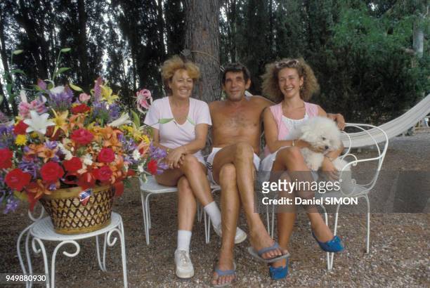 Michel Constantin en famille avec sa femme et sa fille chez lui à Sainte-Maxime dans les années 80. Circa 1980.