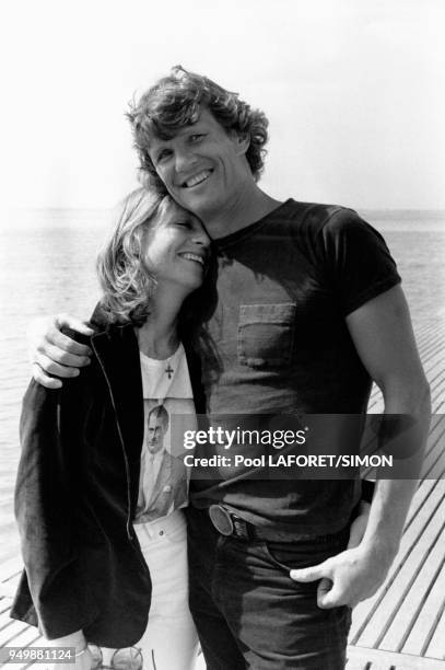 Isabelle Huppert dans les bras de Kris Kristofferson pour le film 'Heaven's Gate' de Michael Cimino en mai 1981 au festival de Cannes, France.