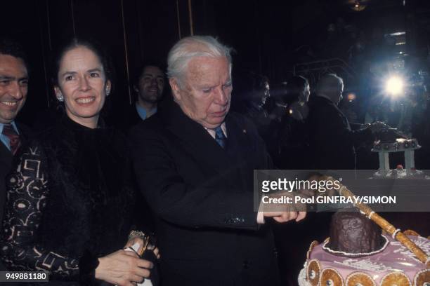 Charlie Chaplin et sa femme Oona à Paris en 1973, France.