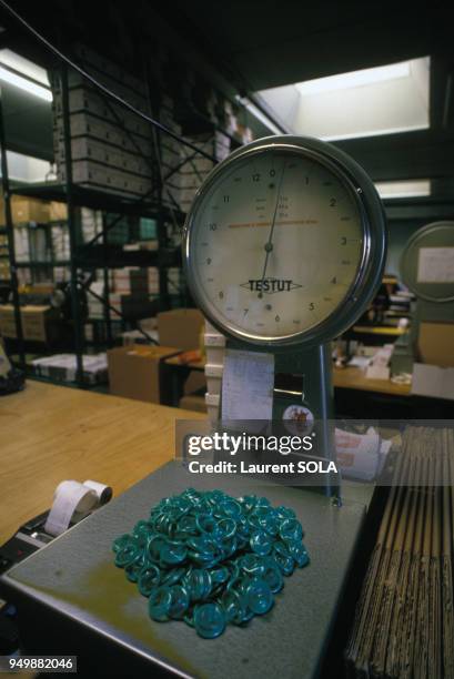 Usine de conditionnement de préservatifs Prophylex en décembre 1986 à Vichy, France.