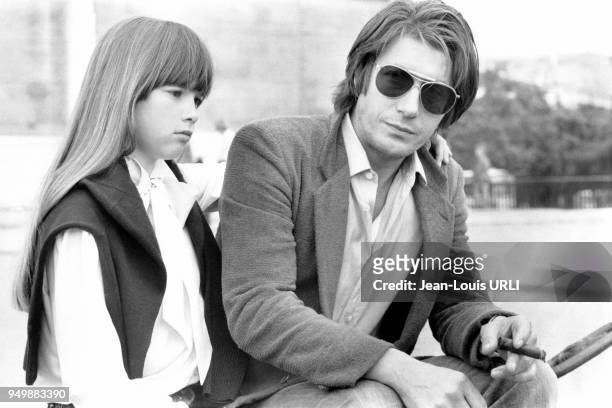 Hélène Rollès et Jacques Dutronc sur le tournage du film 'Le Mouton noir' de Jean-Pierre Moscardo le 3 juillet 1979 à Paris, France.