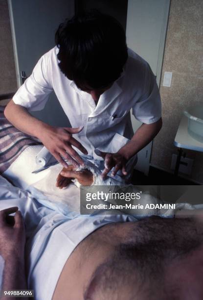 Infirmière posant un platre en mai 1981 en Amérique du Sud.
