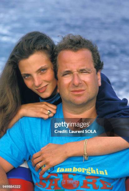 Paul-Loup Sulitzer et son épouse en vacances en juillet 1986 à Saint-Tropez, France.