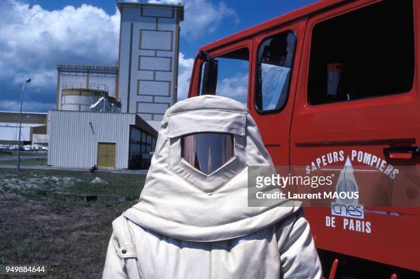 Sapeur pompier portant une combinaison anti-feu en novembre 1987 à Paris, France.