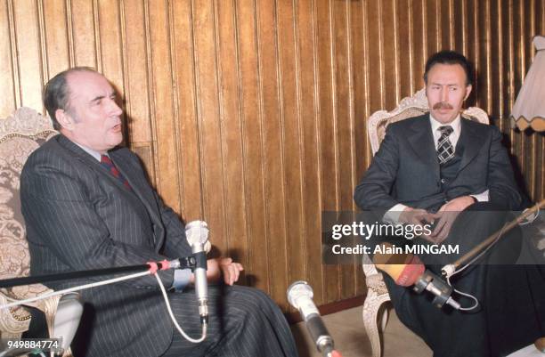 François Mitterrand s'entretient avec Houari Boumédiène lors de son déplacement en février 1976 en Algérie.