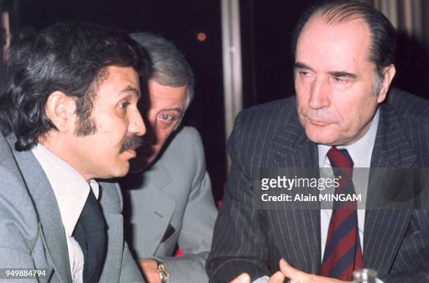 François Mitterrand s'entretient avec Abdelaziz Bouteflika lors de son déplacement en février 1976 en Algérie.