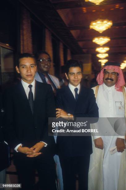 Les fils du roi Hassan II , Rachid Moulay et Mohammed VI lors d'une conférence de presse le 7 août 1986 à Rabat, Maroc.