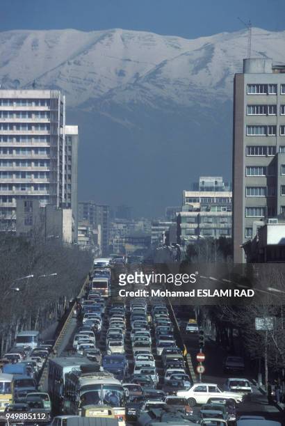 Embouteillage dans une ville en juillet 1986, Iran.