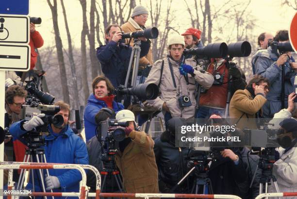 Photographes et caméramen lors de l'échange d'espions, dont le dissident Anatoli Chtcharanski, sur le pont de Glienicke à Berlin le 11 février 1986,...