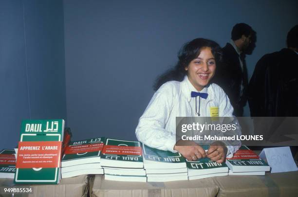 Jeune femme arabe en octobre 1986 à Paris, France.