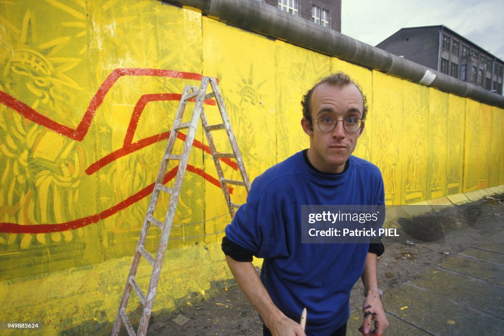 Keith Haring peint sur le mur de Berlin