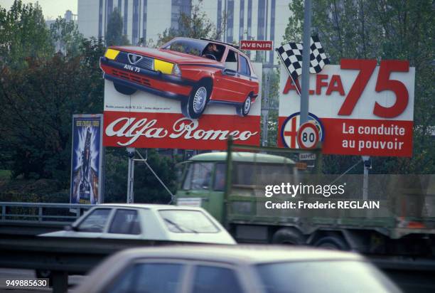 Un figurant au volant d'une Alfa Romeo sur un panneau d'affichage pour une publicité vivante le 4 novembre 1985 à Paris, France.