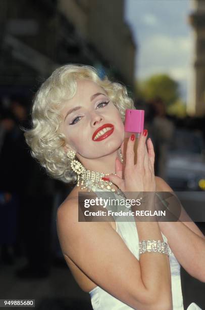 Le sosie de Marilyn Monroe présente un parfum dédié à la star le 6 novembre 1985 à Paris, France.