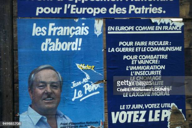 Affiche du parti politique du Front National en octobre 1986 à Paris, France.