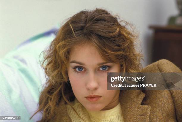Marianne Basler sur le tournage du film 'L'Amour Propre' de Martin Veyron le 7 mars 1985 à Paris, France.