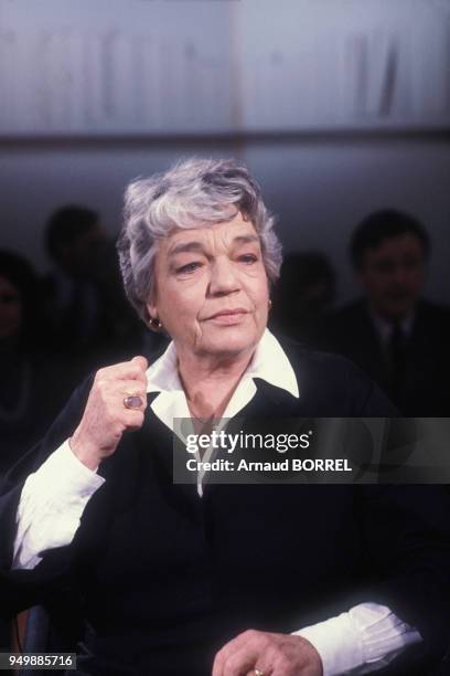 Simone Signoret présente son livre 'Adieu Volodia' dans l'émission littéraire 'Apostrophes' le 1er février 1985 à Paris, France.