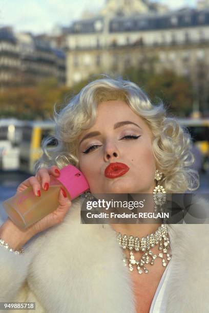 Le sosie de Marilyn Monroe présente un parfum dédié à la star le 6 novembre 1985 à Paris, France.